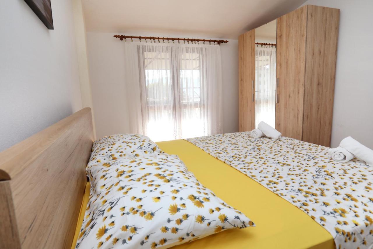 Apartman Gilan Seget Vranjica Exteriör bild