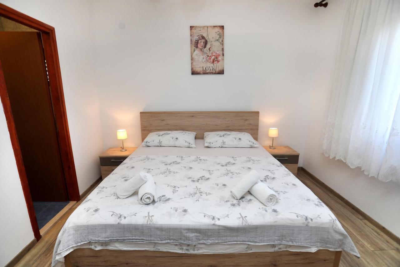 Apartman Gilan Seget Vranjica Exteriör bild