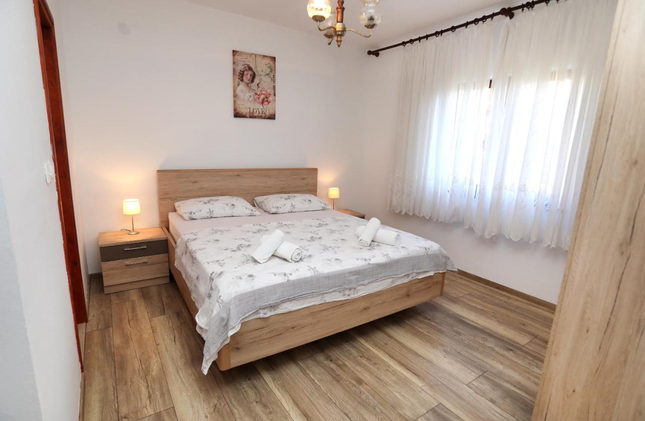 Apartman Gilan Seget Vranjica Exteriör bild